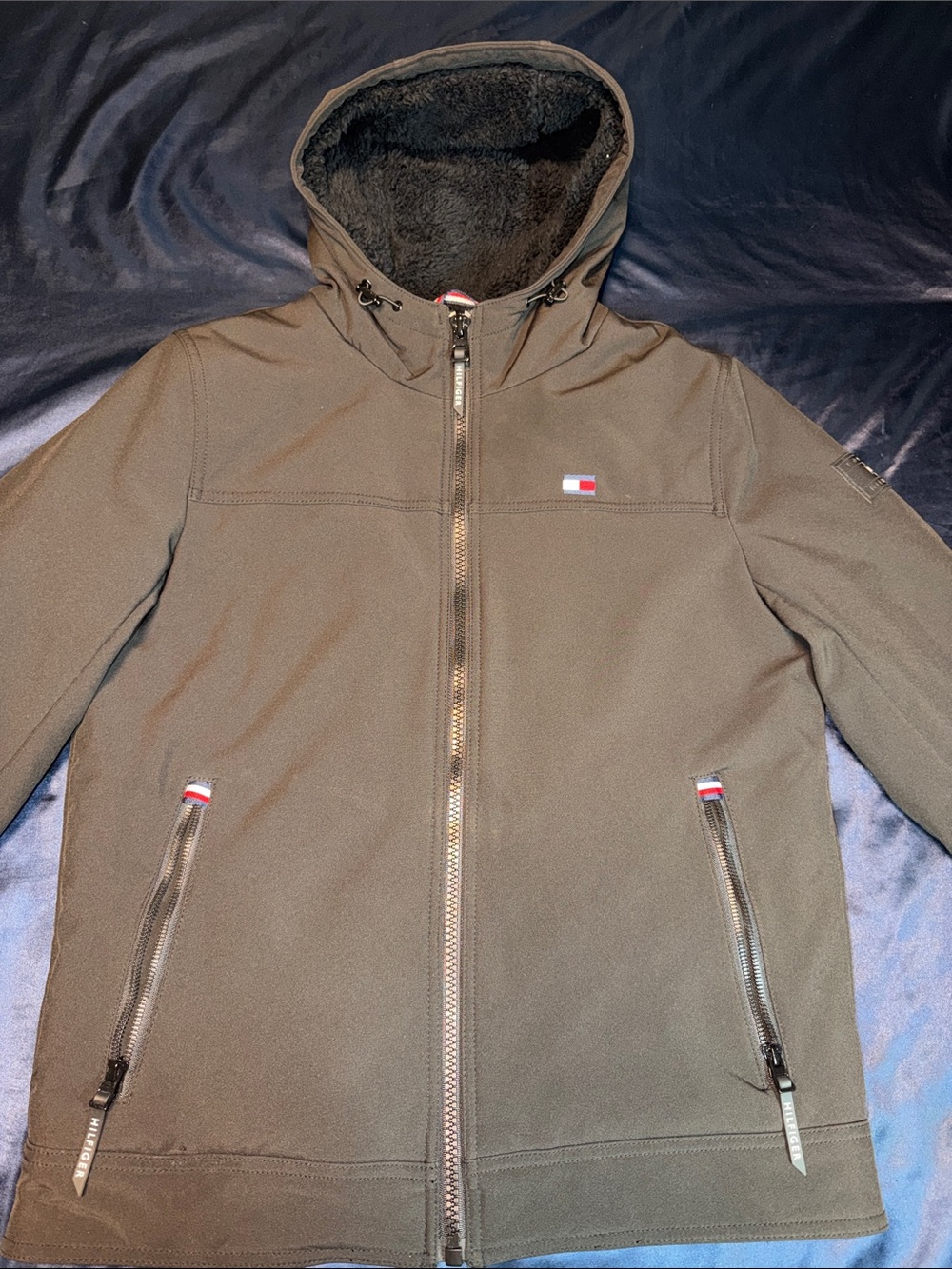 Men’s Tommy Hilfiger 3 layer fabric. Wind resistant/water resistant. Fur inside